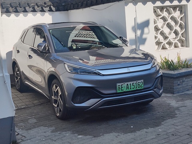 BYD Yuan Plus (Atto 3) visto de frente em três quartos