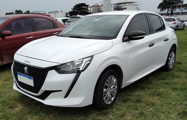 Peugeot 208 branco visto de frente em três quartos