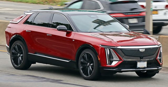 Cadillac Lyriq visto de frente em três quartos