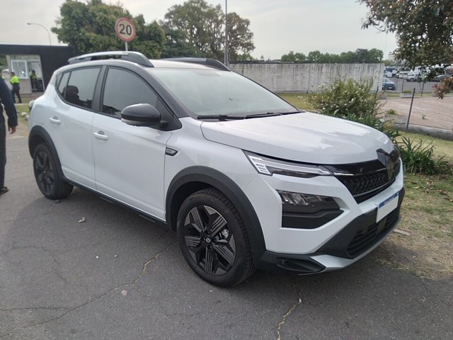 Renault Kardian branco visto de frente em três quartos
