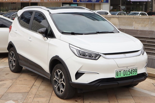 BYD Yuan Pro visto de frente em três quartos