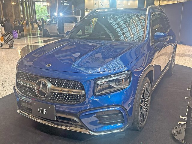 Mercedes-Benz GLB visto de frente em três quartos