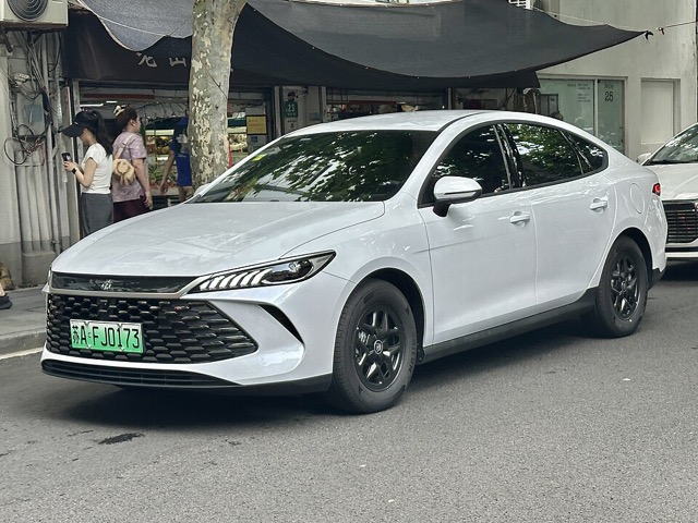 BYD King (Qin Plus DM-i) visto de frente em três quartos
