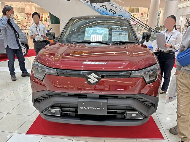 Suzuki e Vitara visto de frente em três quartos