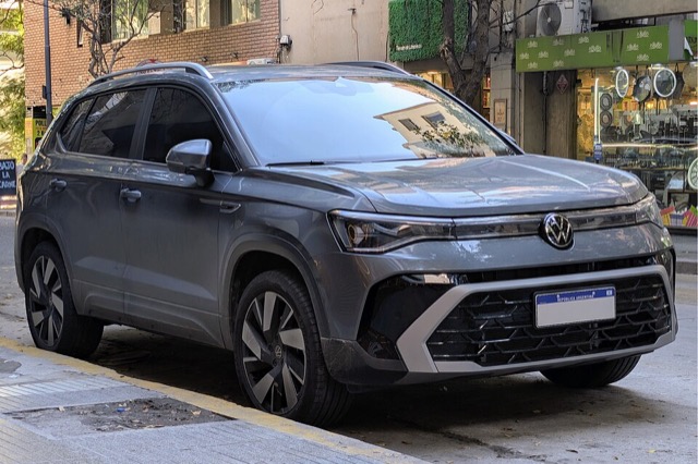 Volkswagen Taos Highline visto de frente em três quartos