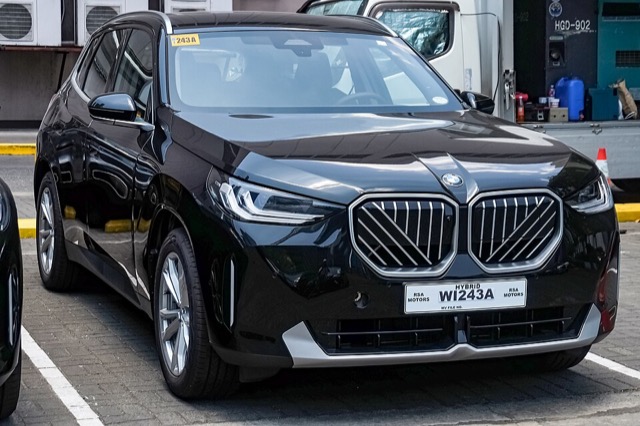 BMW X3 (G45) preto visto de frente em três quartos
