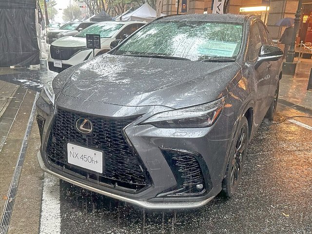 Lexus NX visto de frente em três quartos