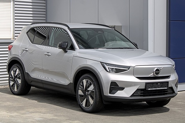 Volvo EX40 (XC40 Recharge reestilizado) visto de frente em três quartos