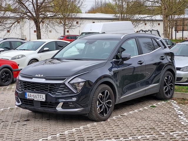 Kia Sportage visto de frente em três quartos
