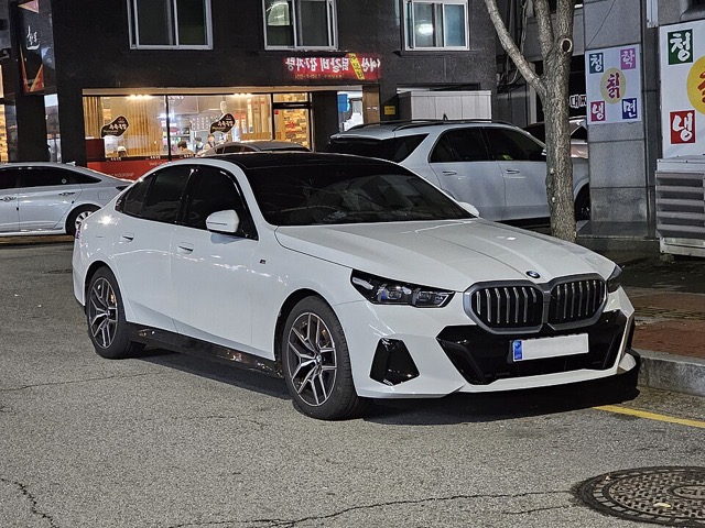 BMW Série 5 (G60) branco visto de frente em três quartos