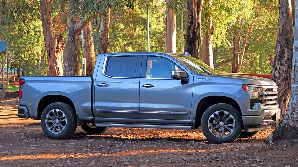 Chevrolet Silverado visto de frente em três quartos