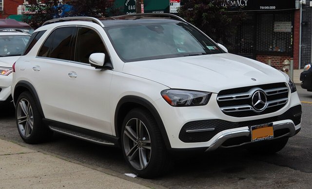 Mercedes-Benz GLE visto de frente em três quartos