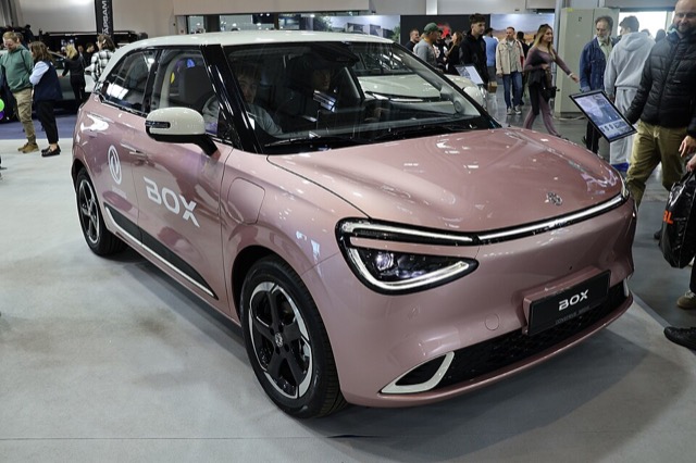 Dongfeng Box rosa visto de frente em três quartos