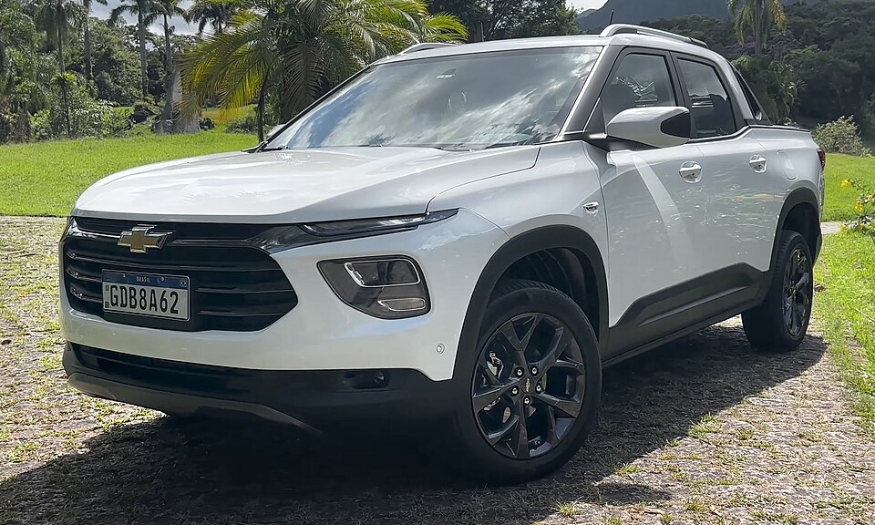 Chevrolet Montana visto de frente em três quartos