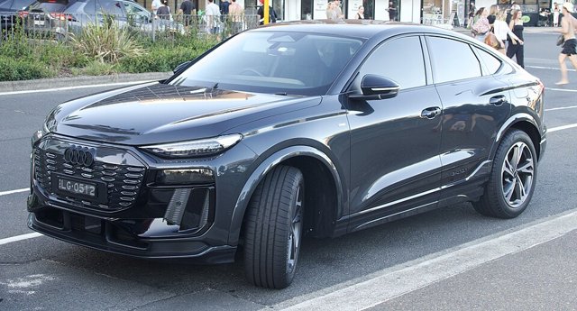 Audi Q6 Sportback e-tron visto de frente em três quartos