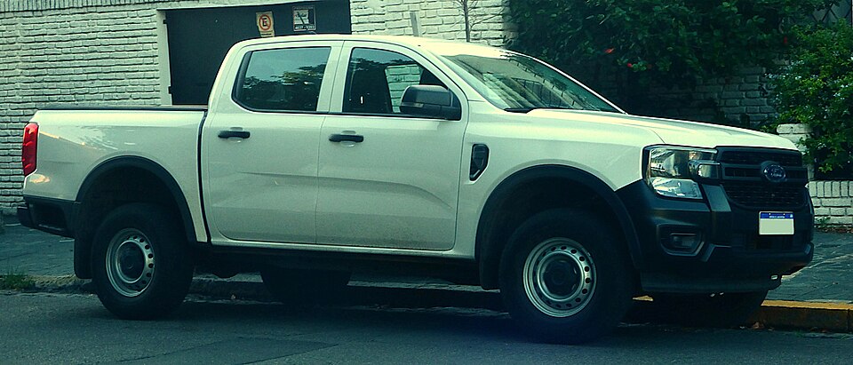 Ford Ranger visto de frente em três quartos
