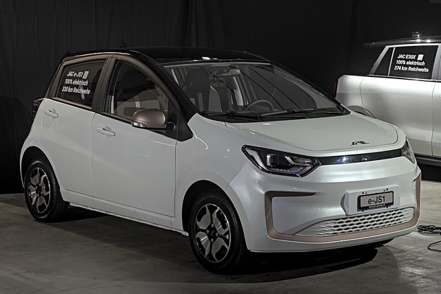 JAC E-JS1 branco visto de frente em três quartos