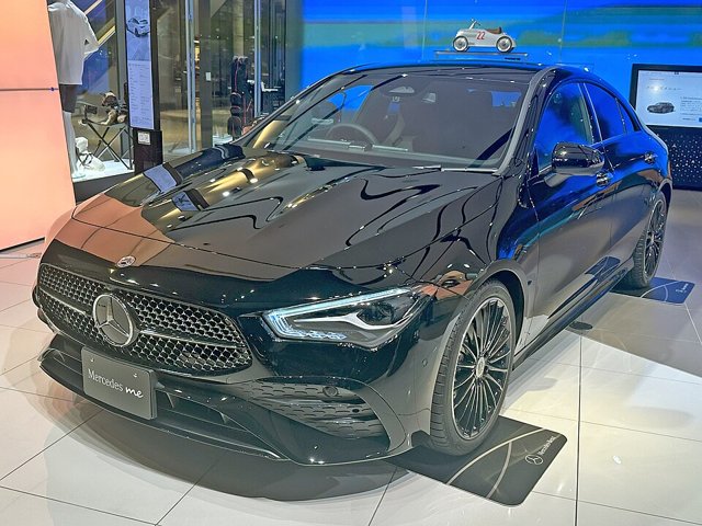 Mercedes-Benz CLA visto de frente em três quartos