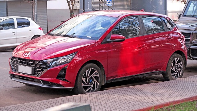 Hyundai i20 visto de frente em três quartos