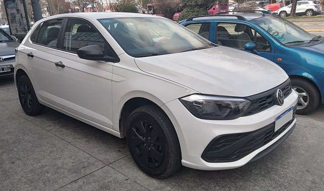 Volkswagen Polo Track branco visto de frente em três quartos
