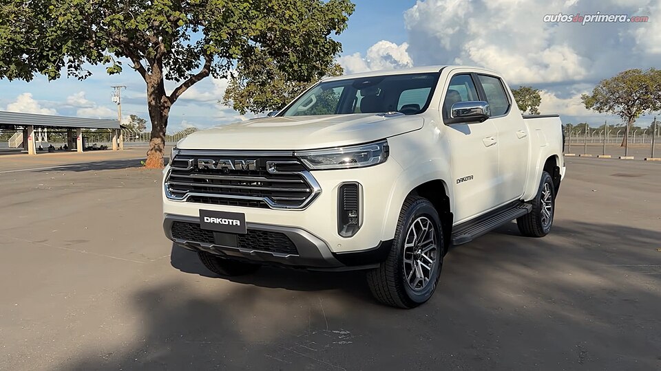 RAM Dakota visto de frente em três quartos