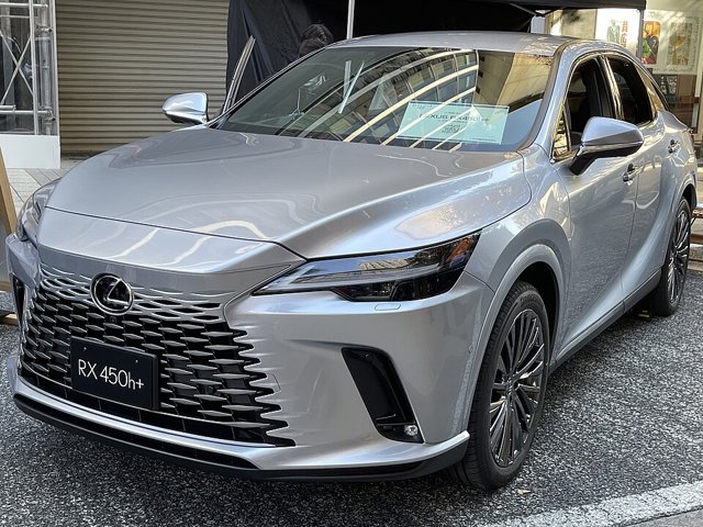 Lexus RX visto de frente em três quartos