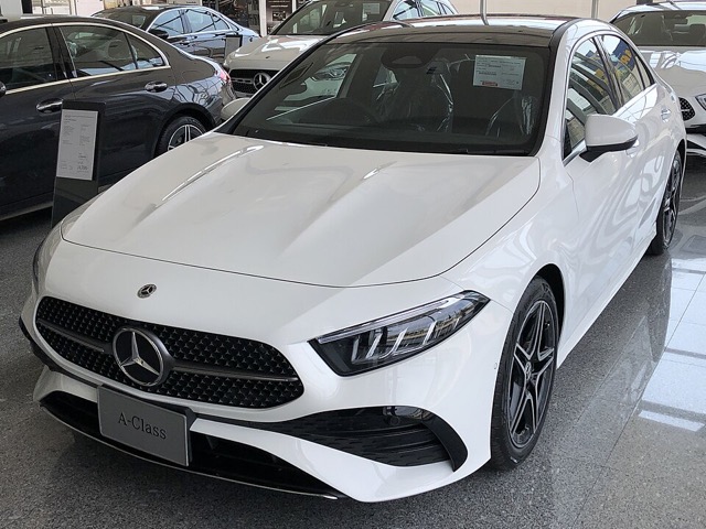 Mercedes-Benz Classe A sedã branco visto de frente em três quartos