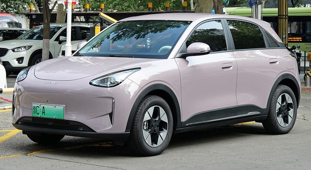 Geely EX2 (Xingyuan) visto de frente em três quartos