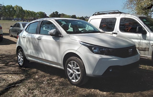 Fiat Argo branco visto de frente em três quartos
