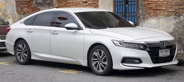 Honda Accord visto de frente em três quartos