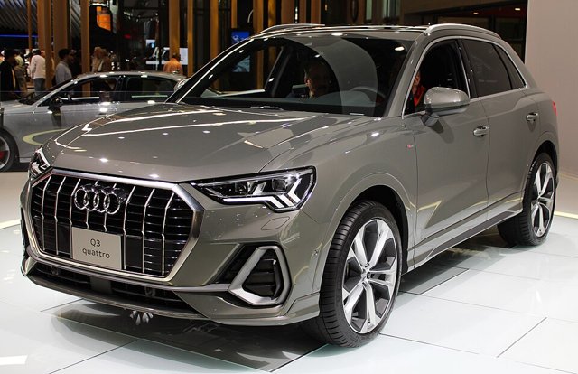 Audi Q3 visto de frente em três quartos