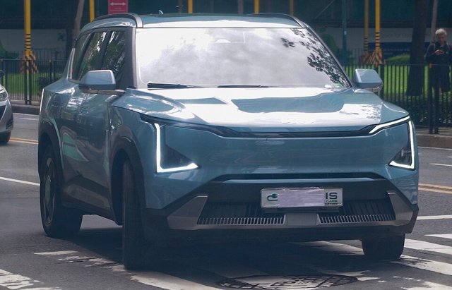 Kia EV5 visto de frente em três quartos