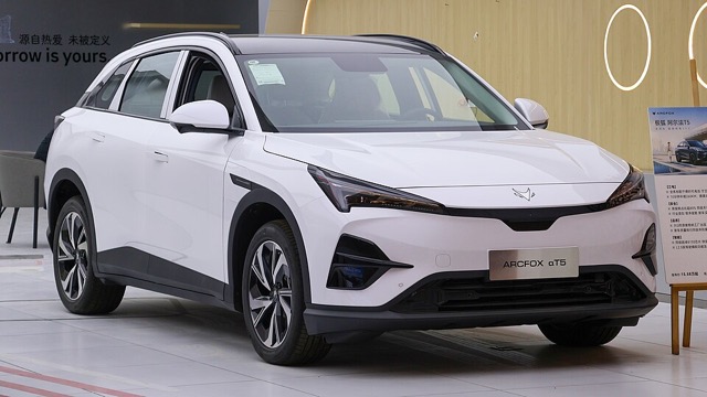 BAIC Arcfox T5 (Arcfox αT5) branco visto de frente em três quartos