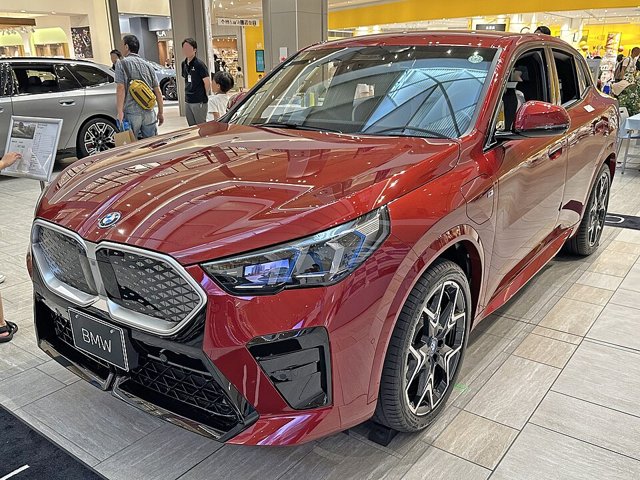 BMW iX2 visto de frente em três quartos