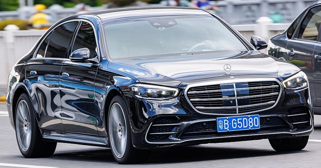 Mercedes-Benz Classe S visto de frente em três quartos