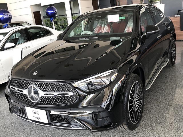 Mercedes-Benz GLC Coupé preto visto de frente em três quartos
