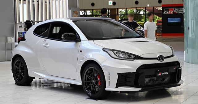 Toyota GR Yaris visto de frente em três quartos