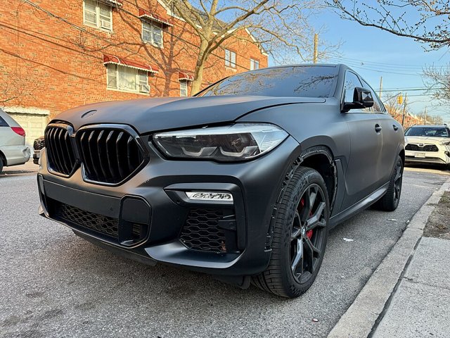 BMW X6 visto de frente em três quartos